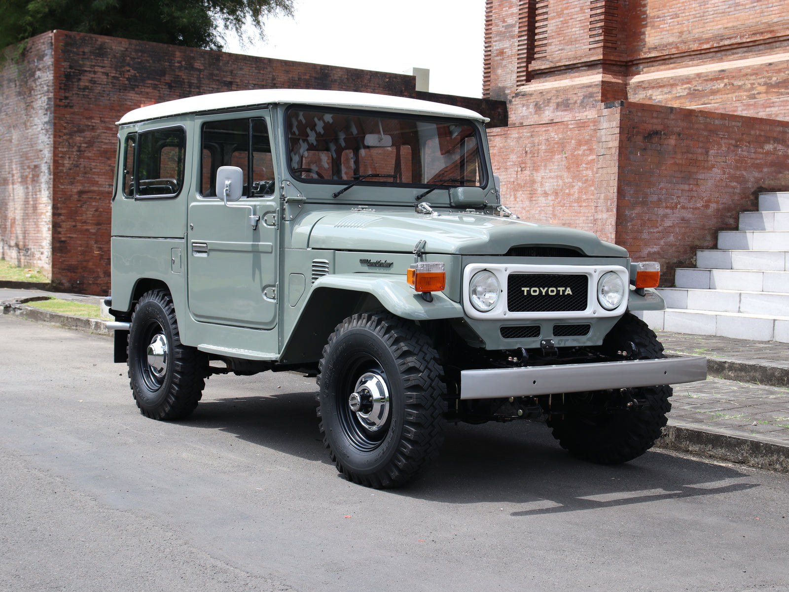 GREY NEWLY RESTORED LAND CRUISER CLASSIC TYRES FOR SALE
