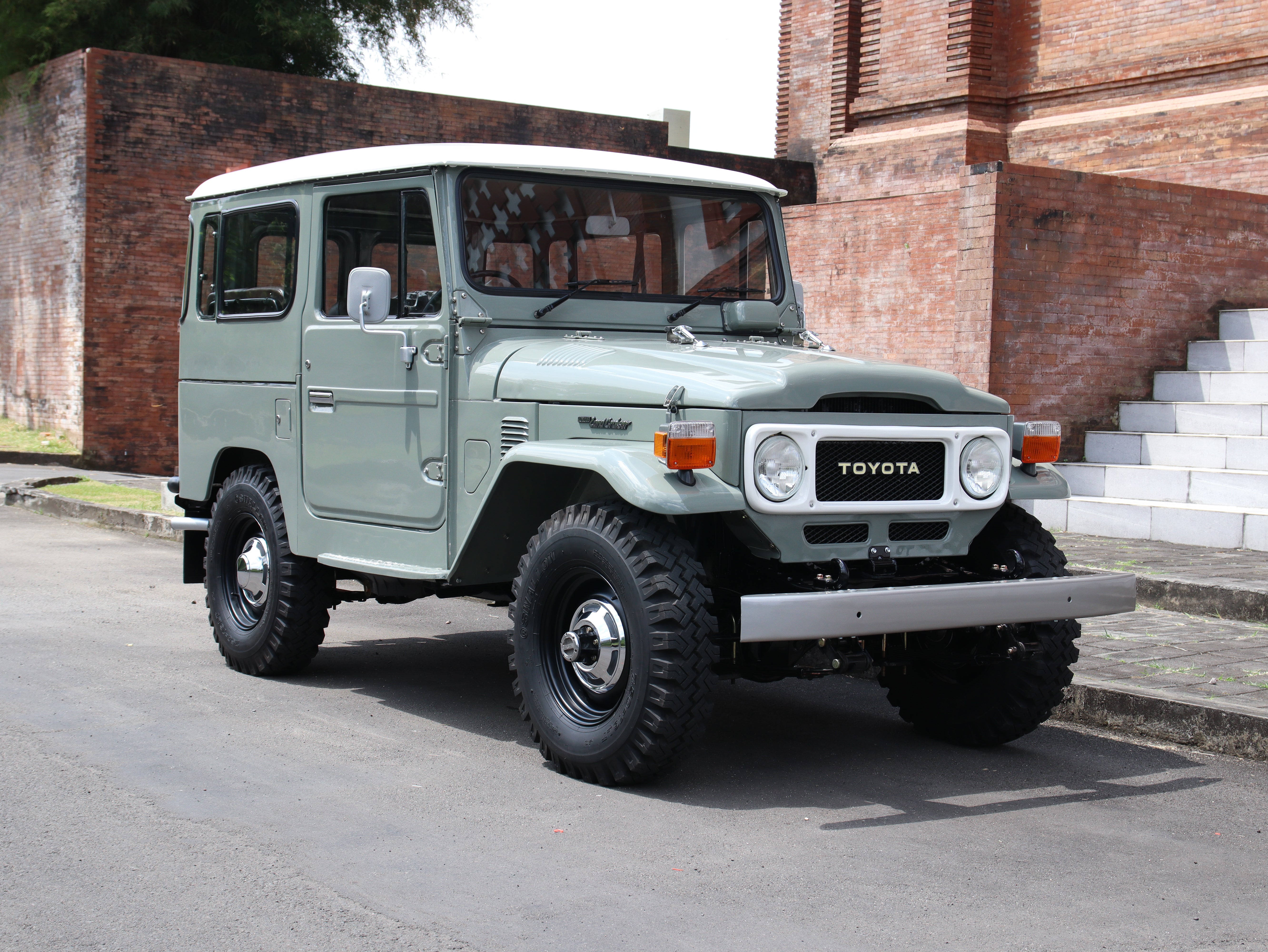 GREY NEWLY RESTORED LAND CRUISER CLASSIC TYRES FOR SALE
