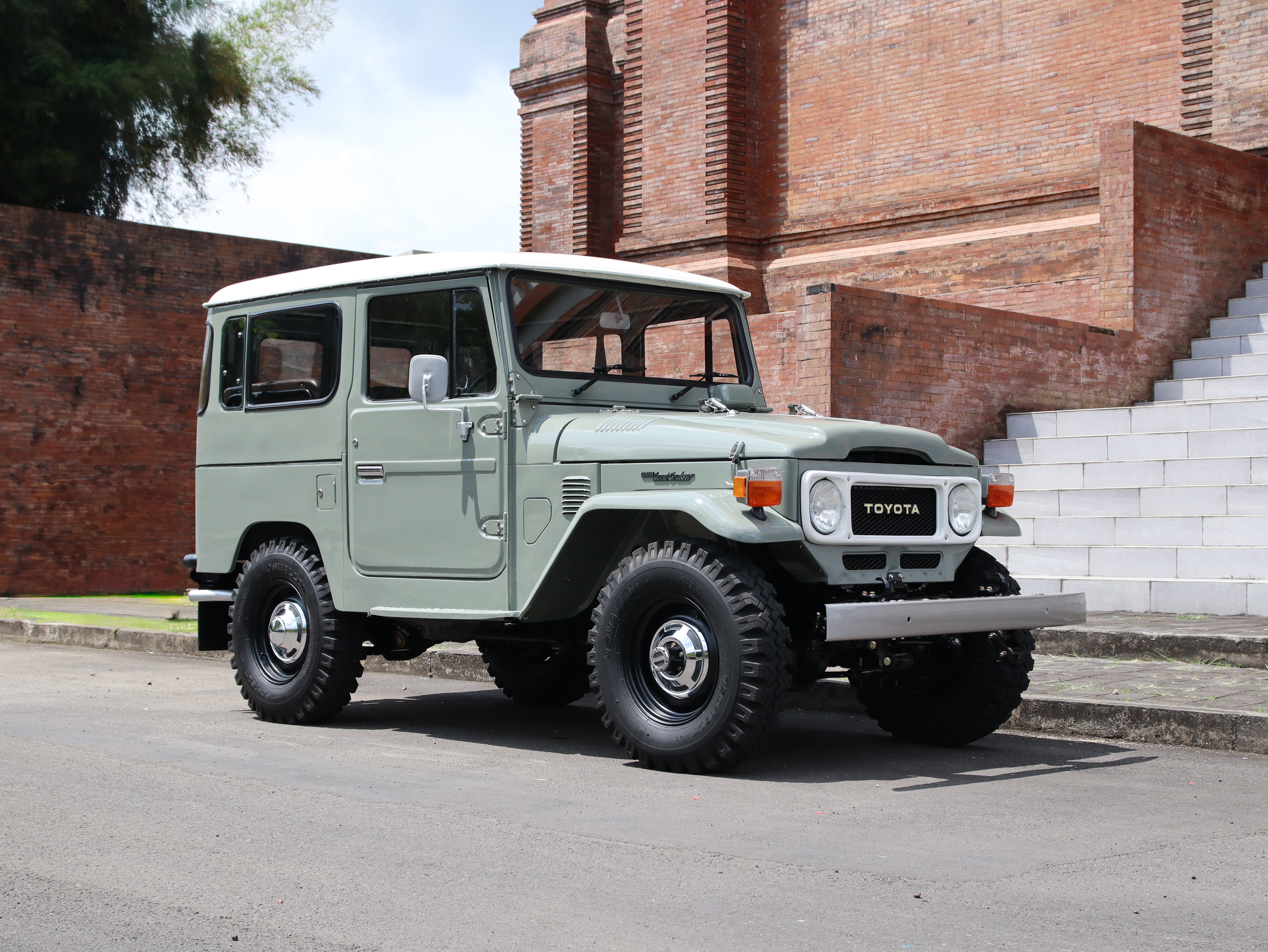 VINTAGE RESTORED LAND CRUISER FOR SALE
