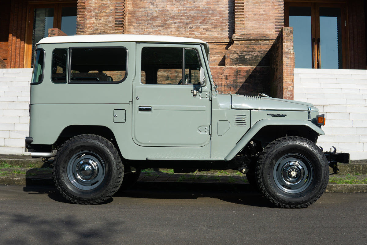 1982 TOYOTA FJ40 LAND CRUISER