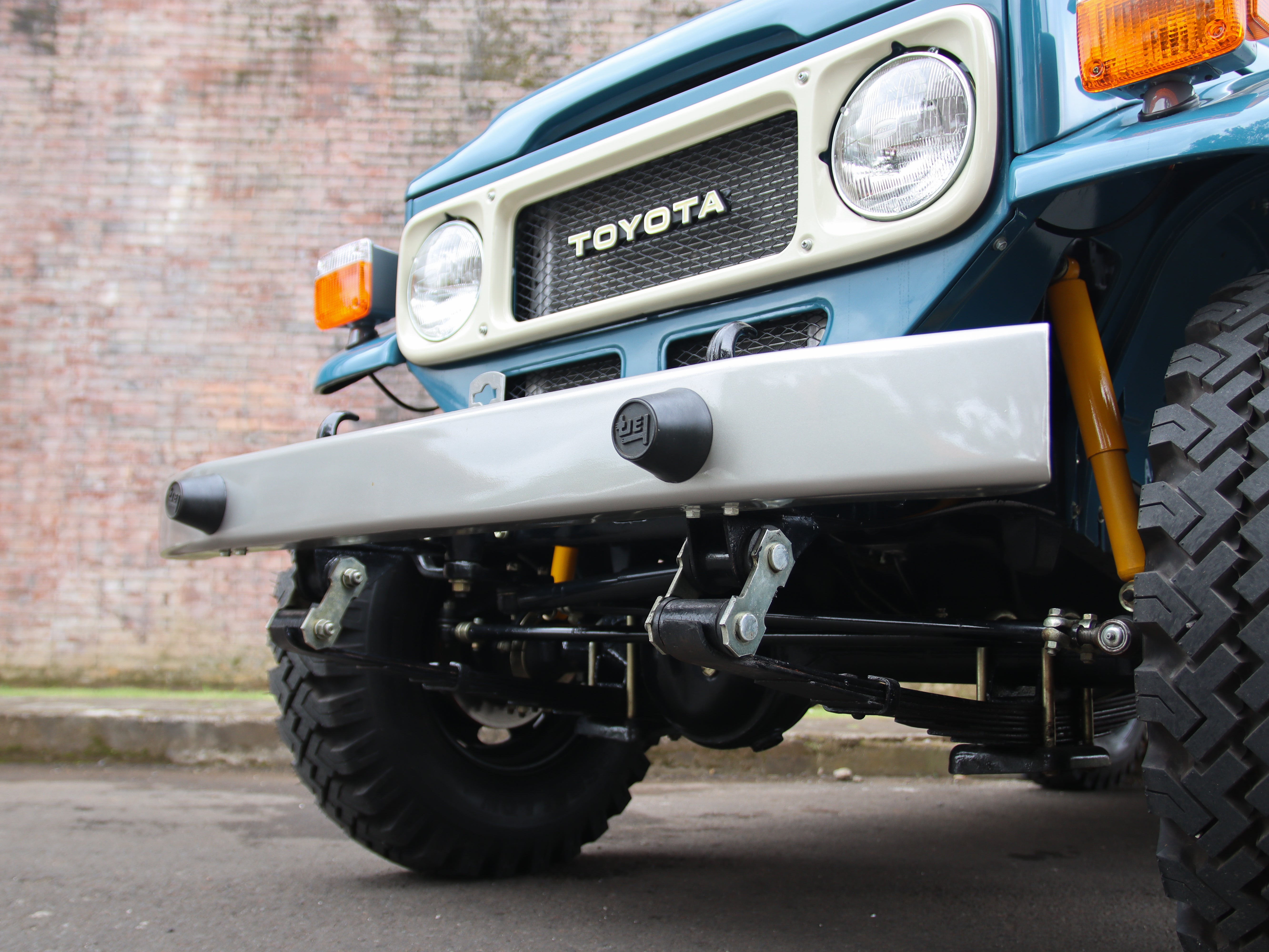 fj40 restored front bumper front end 80s model land cruiser bj40