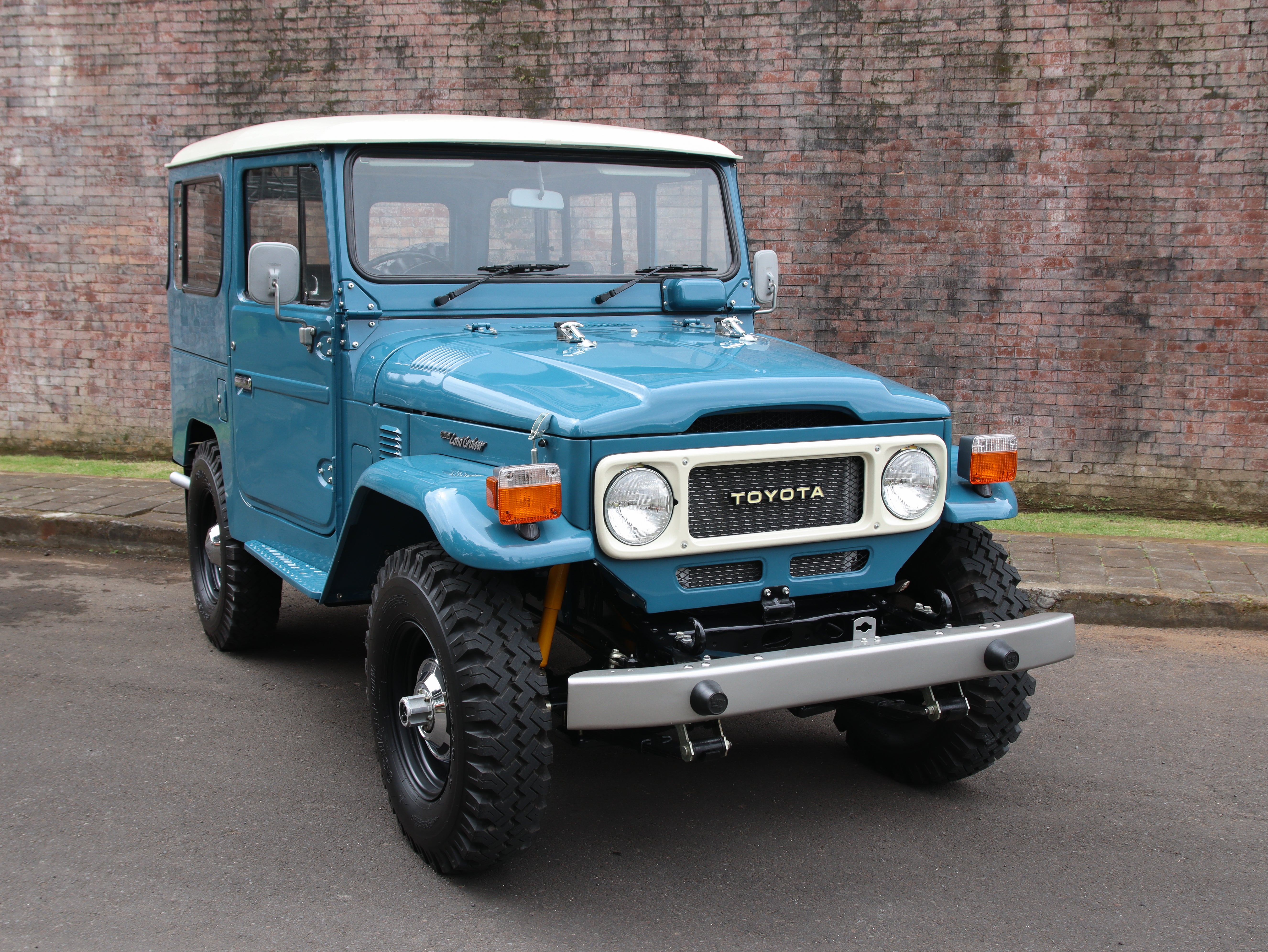 new 80s fj40 land crusier restored blue paint with new genuine parts