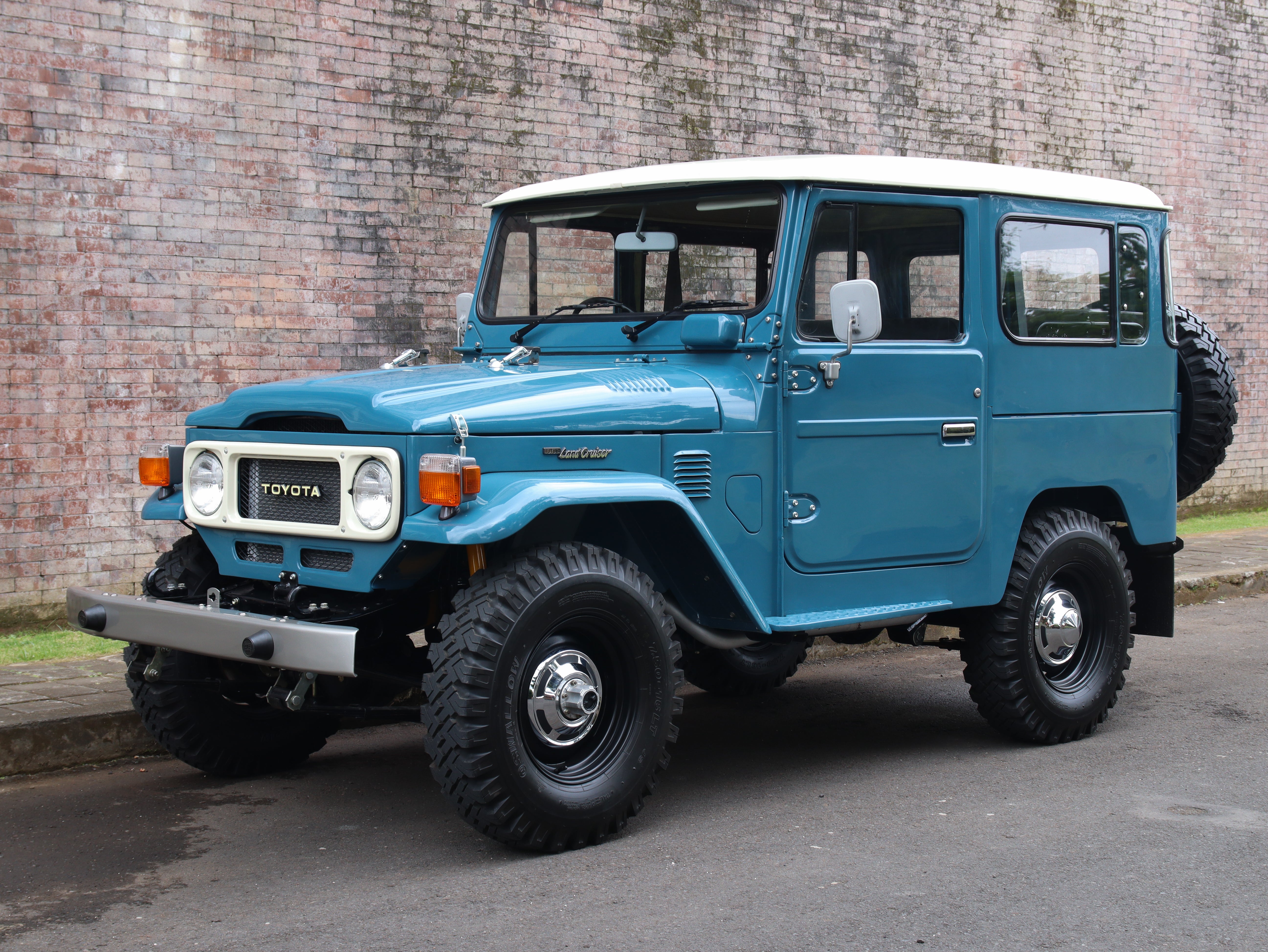 Restored 1982 Toyota FJ40 Land Cruiser in blue, classic 40 series 4x4 for sale