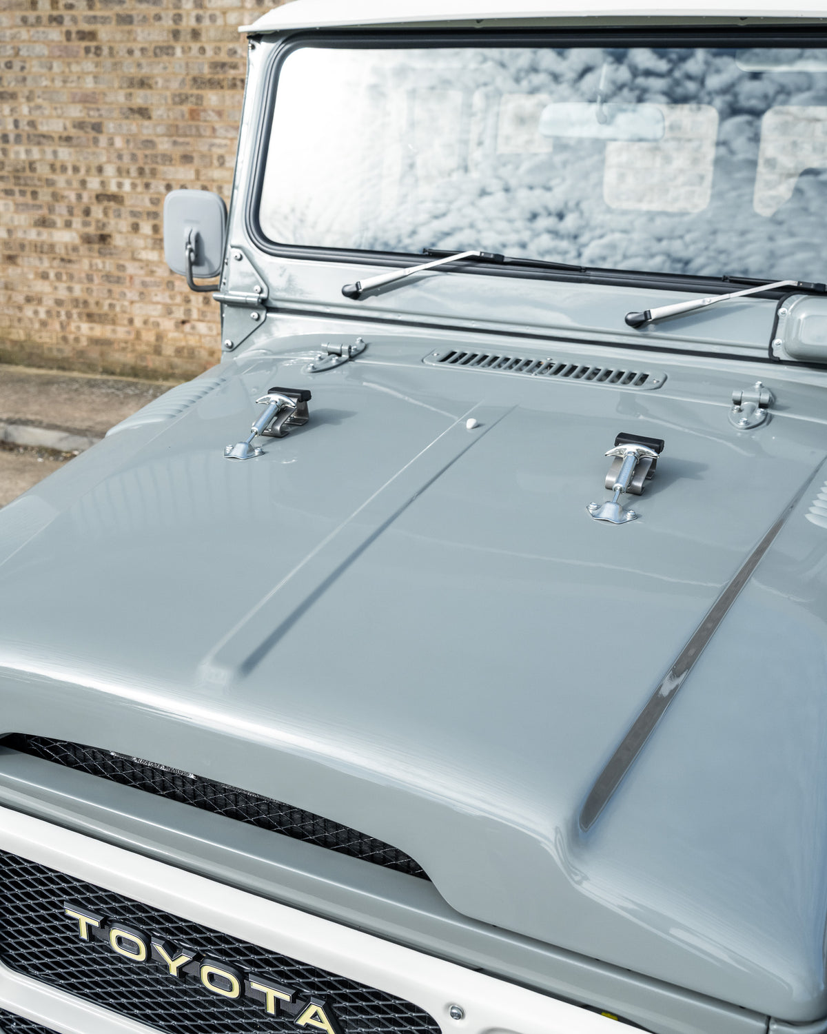 Vintage 40 Series Heath Gray 1982 Toyota FJ40 Land Cruiser Newly Restored by Hogg & Swan For Sale