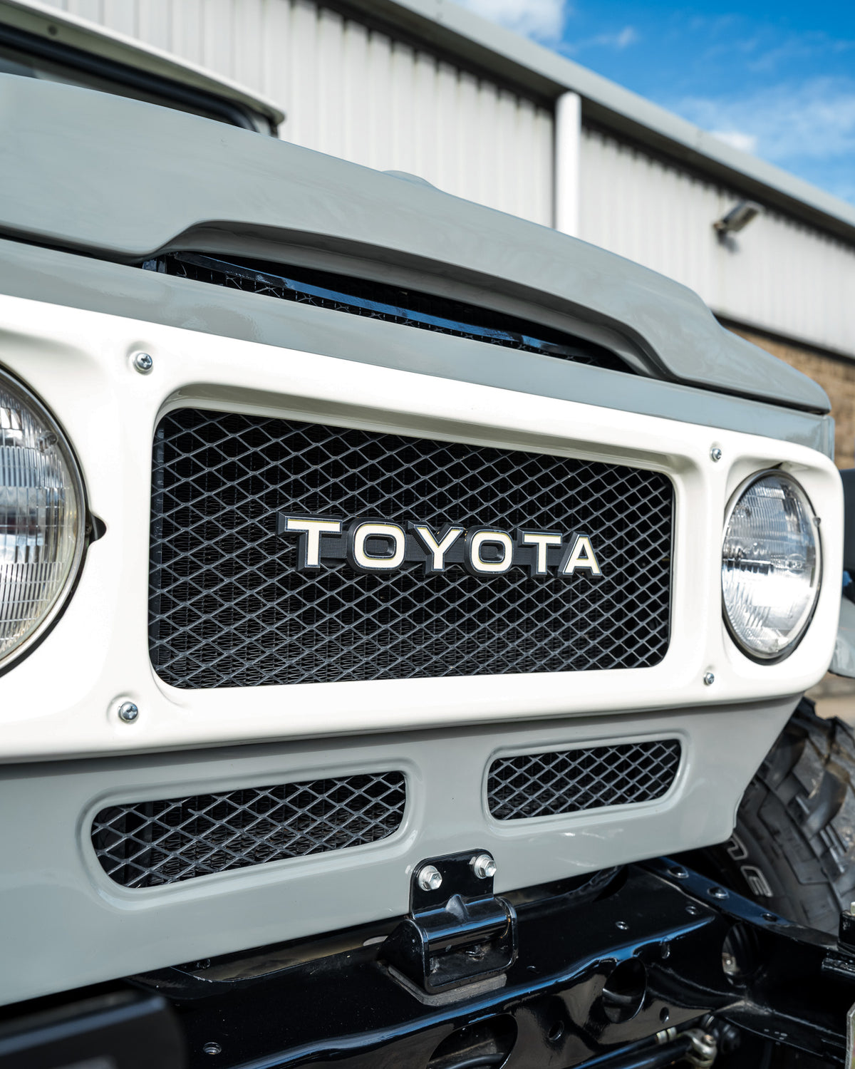 Vintage 40 Series Heath Gray 1982 Toyota FJ40 Land Cruiser Newly Restored by Hogg & Swan For Sale