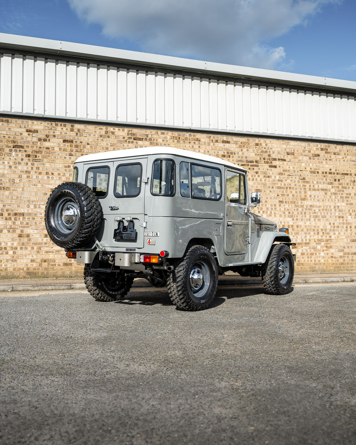 VINTAGE LAND CRUISER 40 SERIES NEW RESTORATION CLASSIC LOOK WITH CLASSIC TYRES FOR SALE