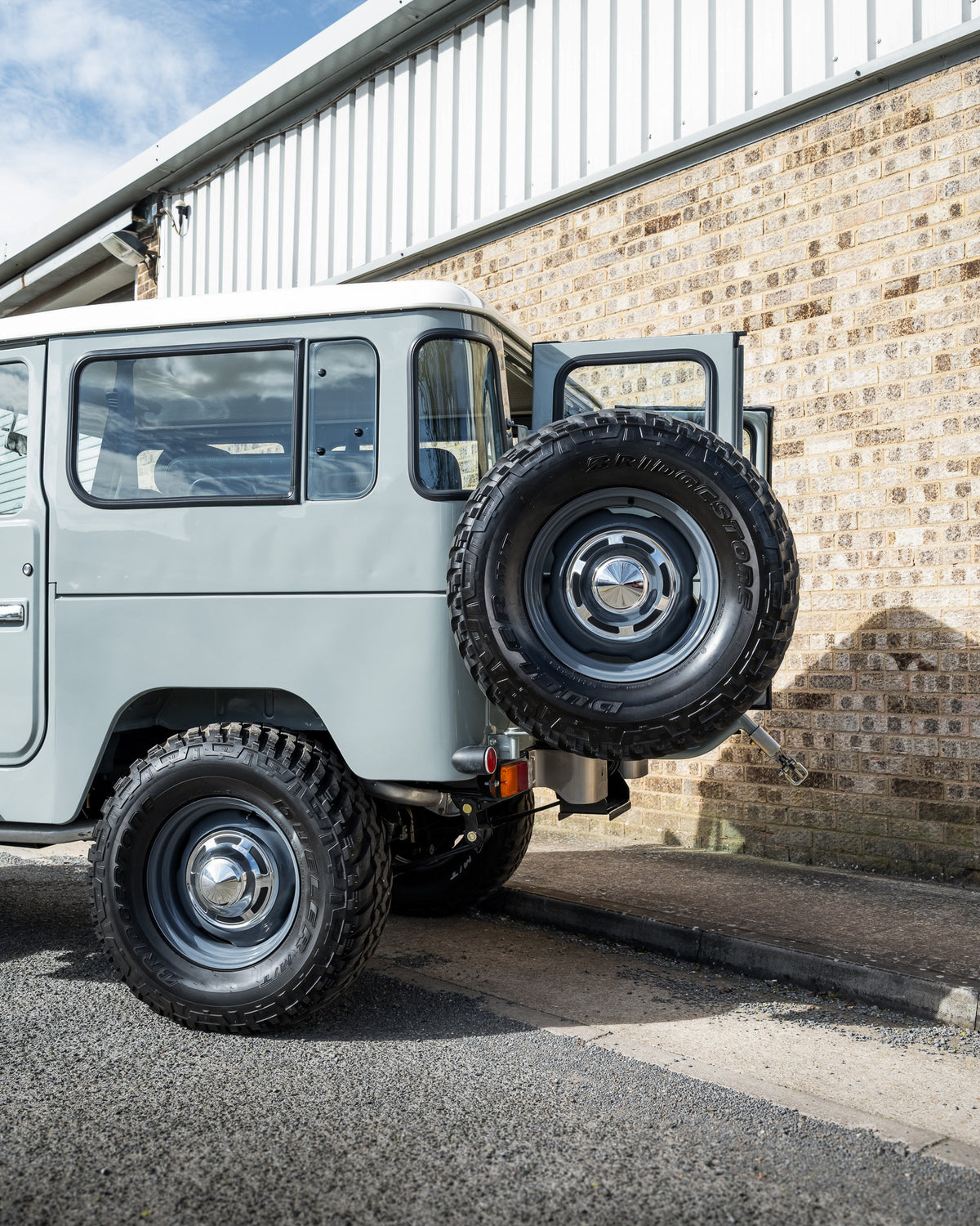 Vintage 40 Series Heath Gray 1982 Toyota FJ40 Land Cruiser Newly Restored by Hogg & Swan For Sale