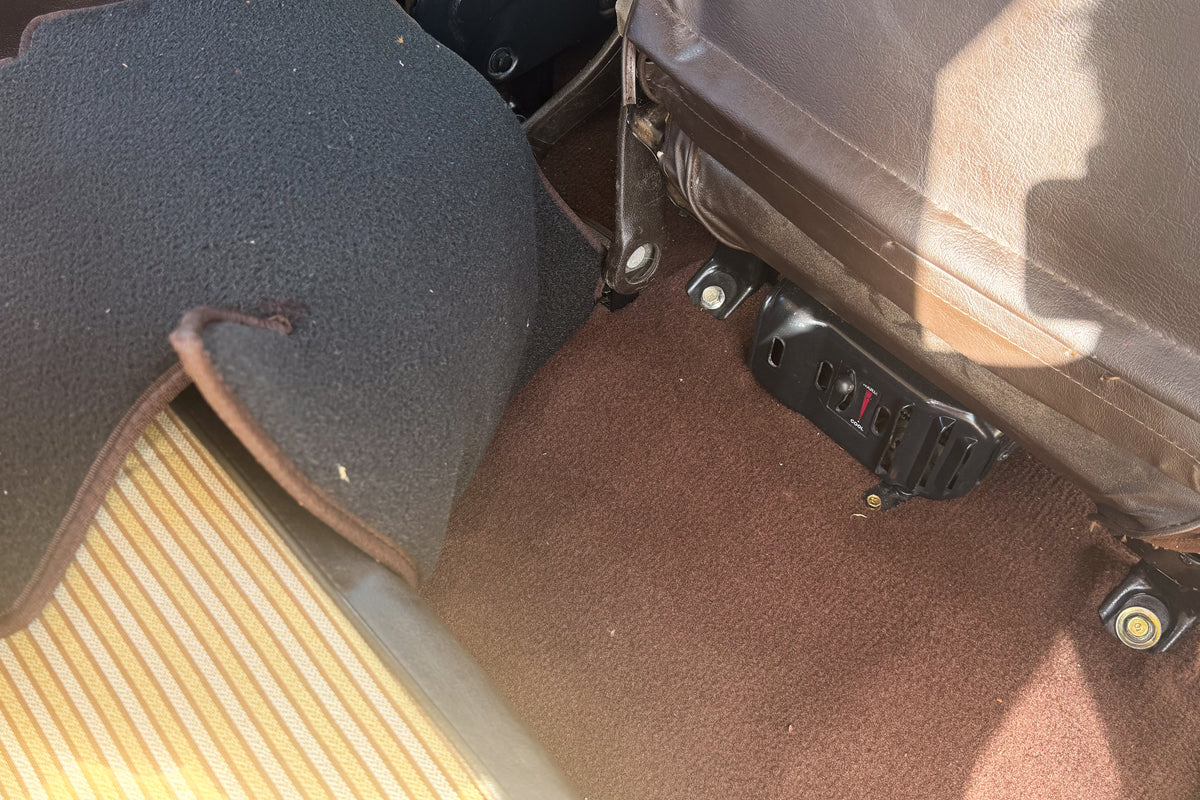 1986 Toyota HJ61 Land Cruiser Turbo Diesel Original Upholstery and Bluetooth Head Unit For Sale