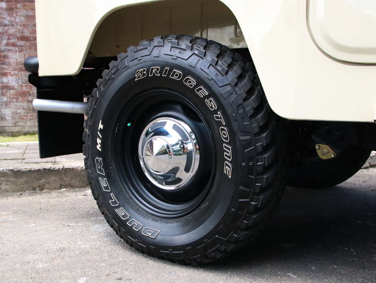 Vintage 40 Series Toyota Jeep FJ40 Land Cruiser Classic Look with 15" Steel Rims & Genuine Chrome Centre Caps