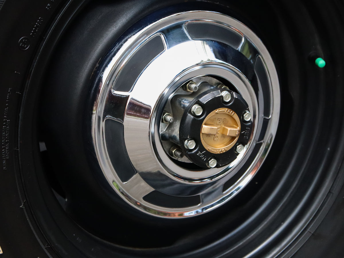 Vintage 40 Series Toyota Jeep FJ40 Land Cruiser Classic Look with 15" Steel Rims & Genuine Chrome Centre Caps