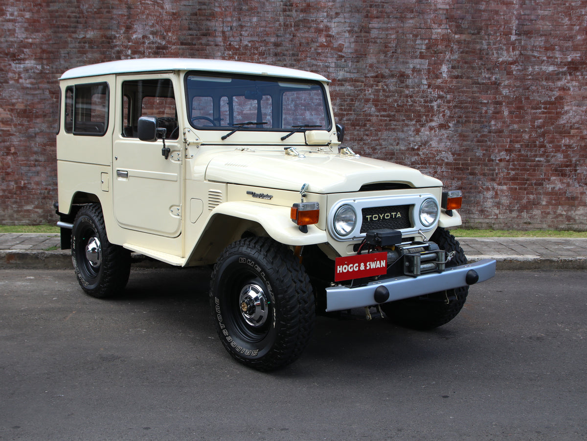 Vintage 40 Series Toyota Jeep FJ40 Land Cruiser Classic Look with 15" Steel Rims & Genuine Chrome Centre Caps