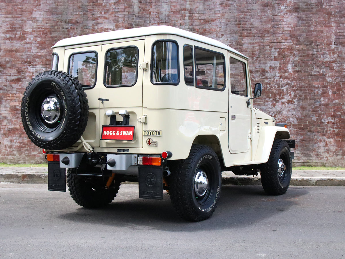 Vintage 40 Series Toyota Jeep FJ40 Land Cruiser Classic Look with 15" Steel Rims & Genuine Chrome Centre Caps