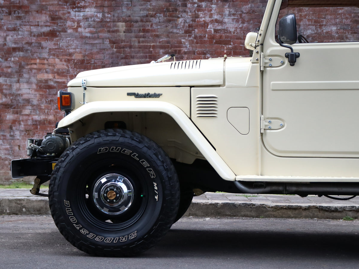Vintage 40 Series Toyota Jeep FJ40 Land Cruiser Classic Look with 15" Steel Rims & Genuine Chrome Centre Caps