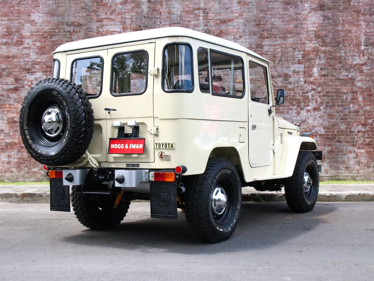 Vintage 40 Series Toyota Jeep FJ40 Land Cruiser Classic Look with 15" Steel Rims & Genuine Chrome Centre Caps